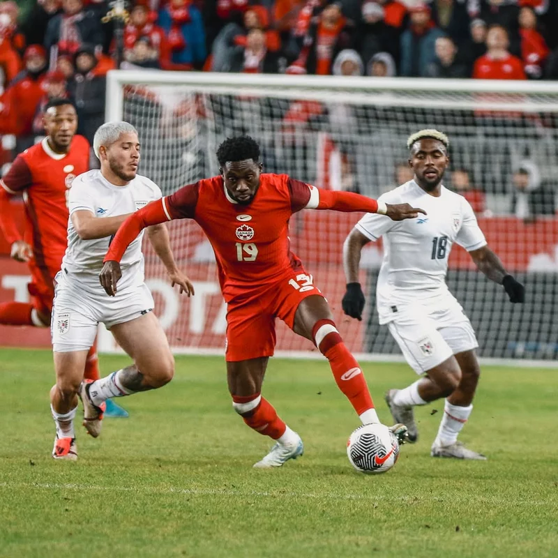 ảnh cầu thủ Alphonso Davies 3