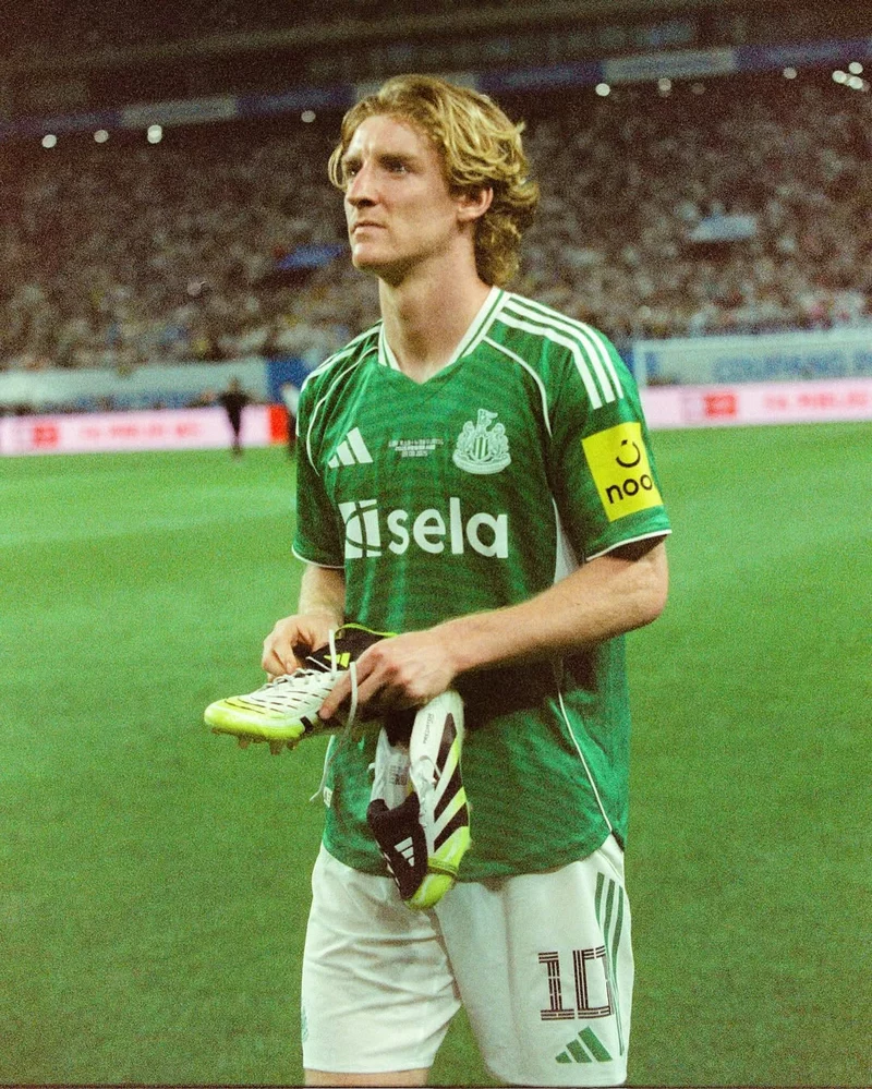 Hình ảnh cầu thủ Anthony Gordon 2