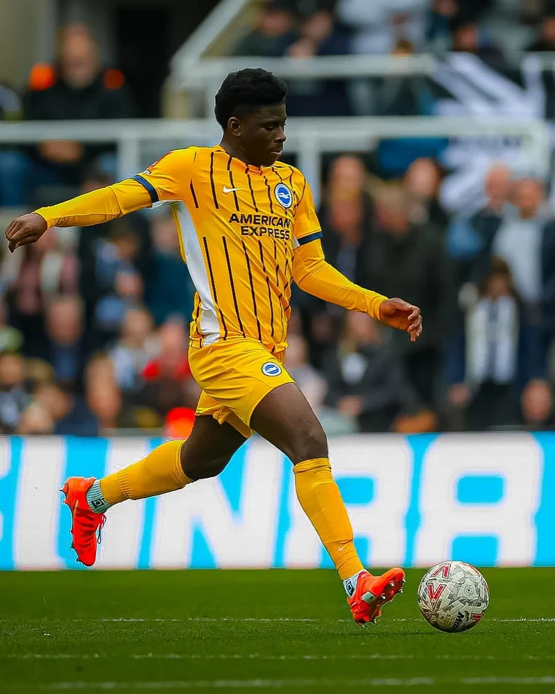 ảnh cầu thủ Carlos Baleba 2