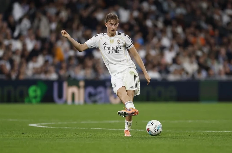 Hình ảnh cầu thủ Dean Huijsen 4