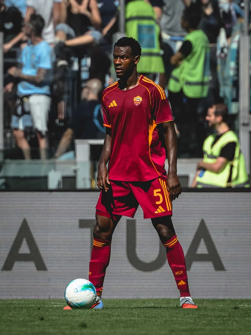 ảnh cầu thủ Evan Ndicka 3