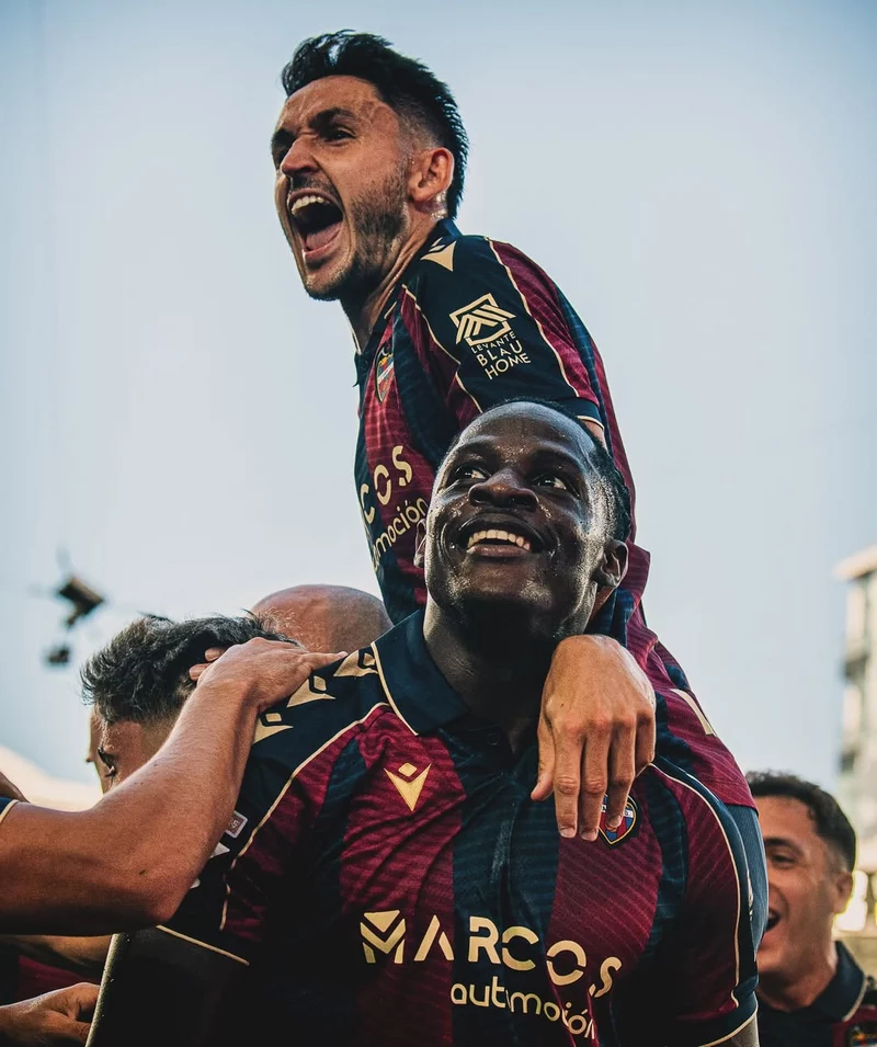 Hình ảnh cầu thủ Karl Etta Eyong 4