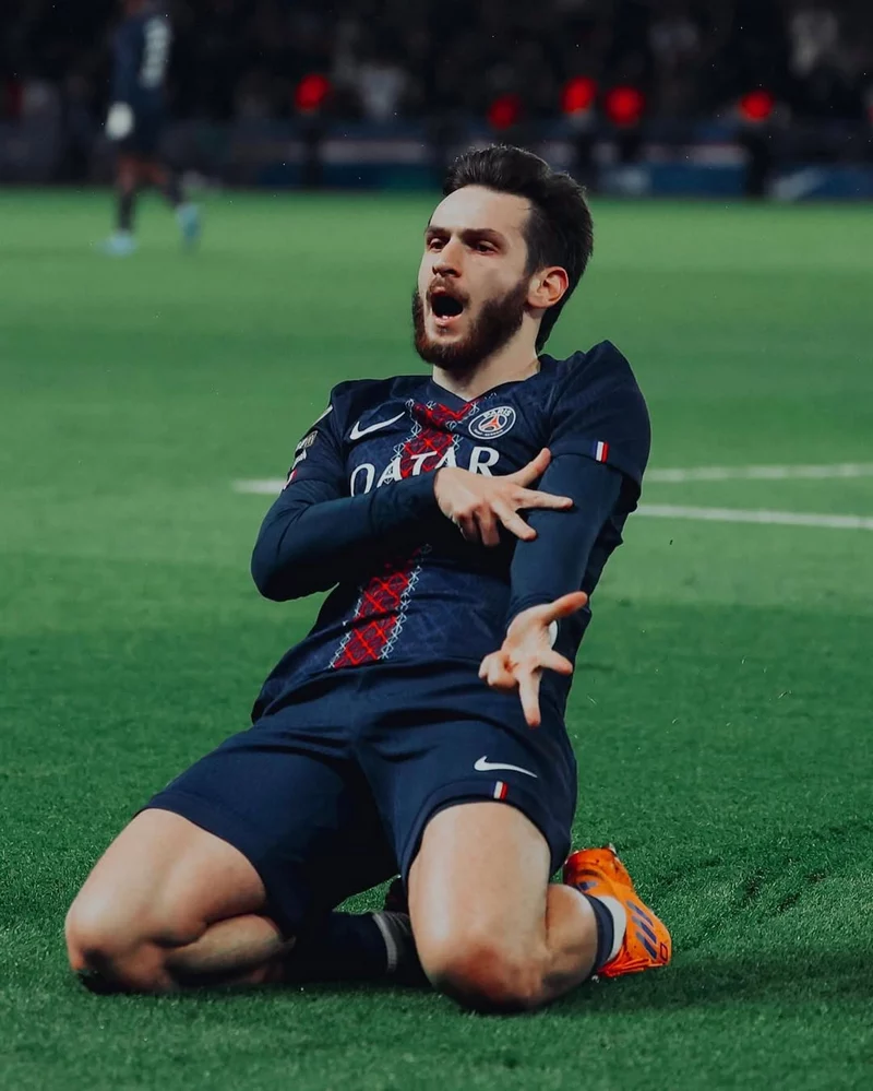 ảnh cầu thủ Khvicha Kvaratskhelia 4