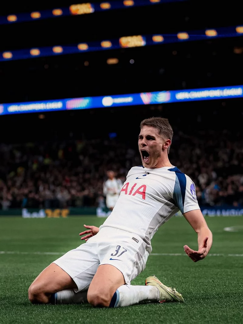 Hình ảnh cầu thủ Micky van de Ven 1