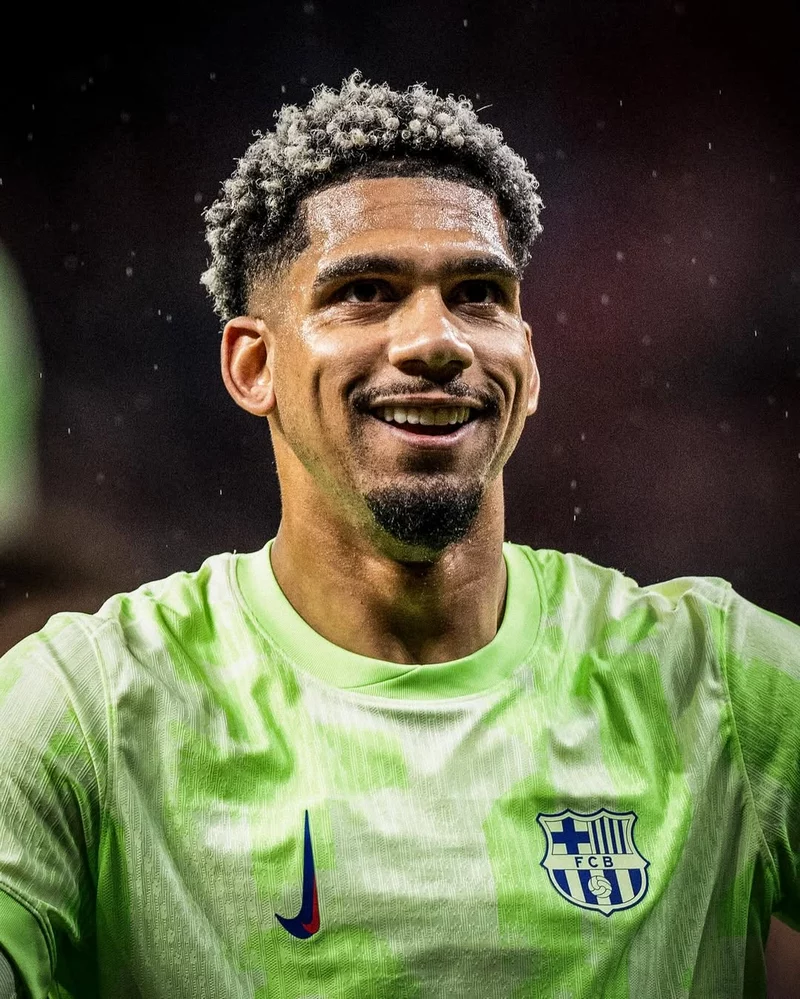 Hình ảnh cầu thủ Ronald Araujo 3