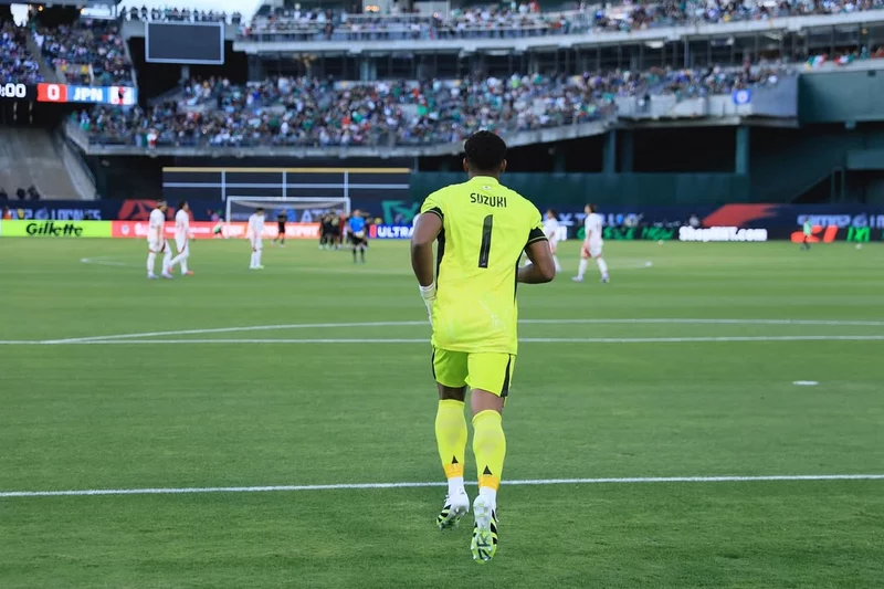 ảnh cầu thủ Zion Suzuki 2