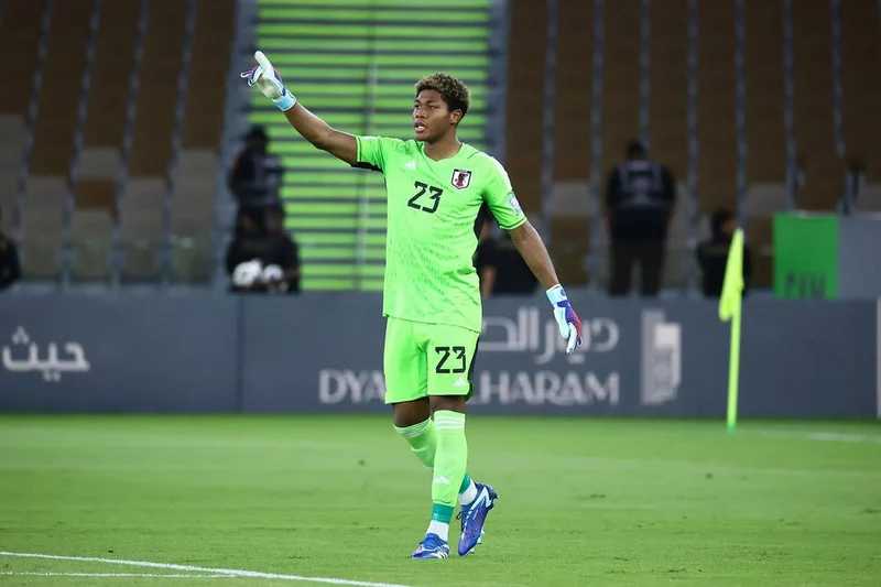 ảnh cầu thủ Zion Suzuki 4