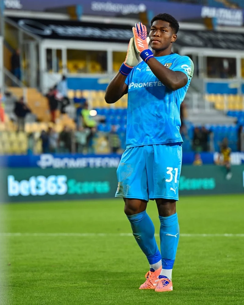 ảnh cầu thủ Zion Suzuki 3