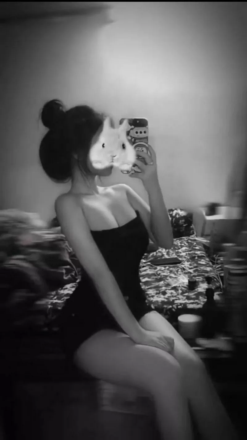 Ảnh gái xinh che mặt chụp trong phòng ngủ