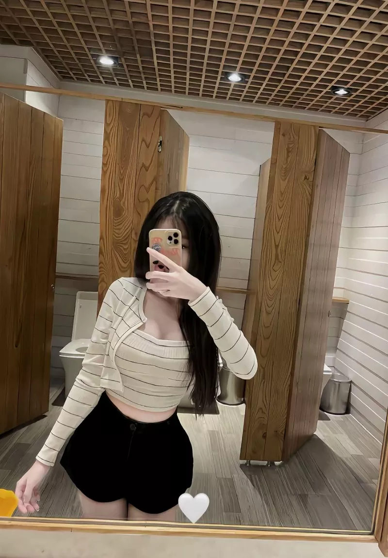 Ảnh gái xinh che mặt phong cách đời thường