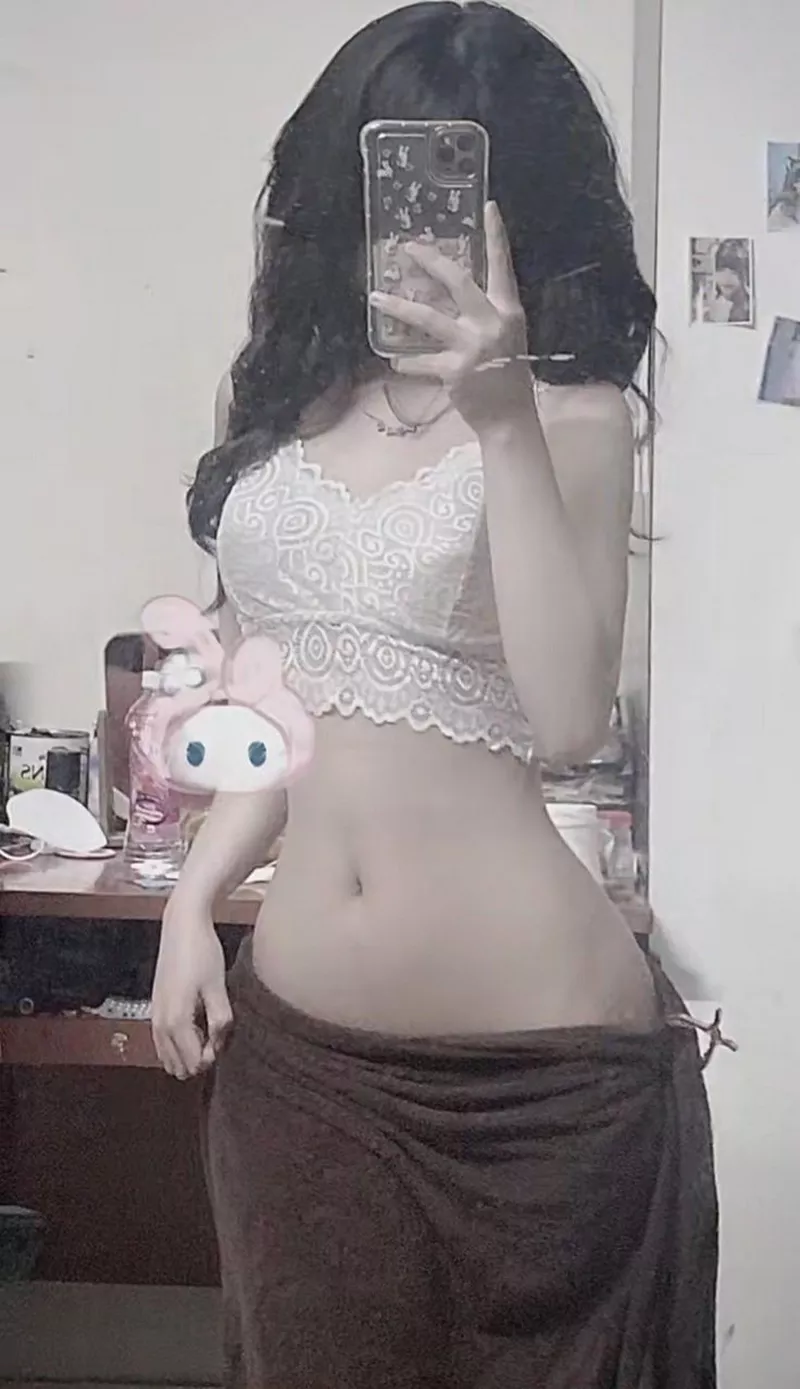 Cô gái sexy phong cách thời trang hiện đại