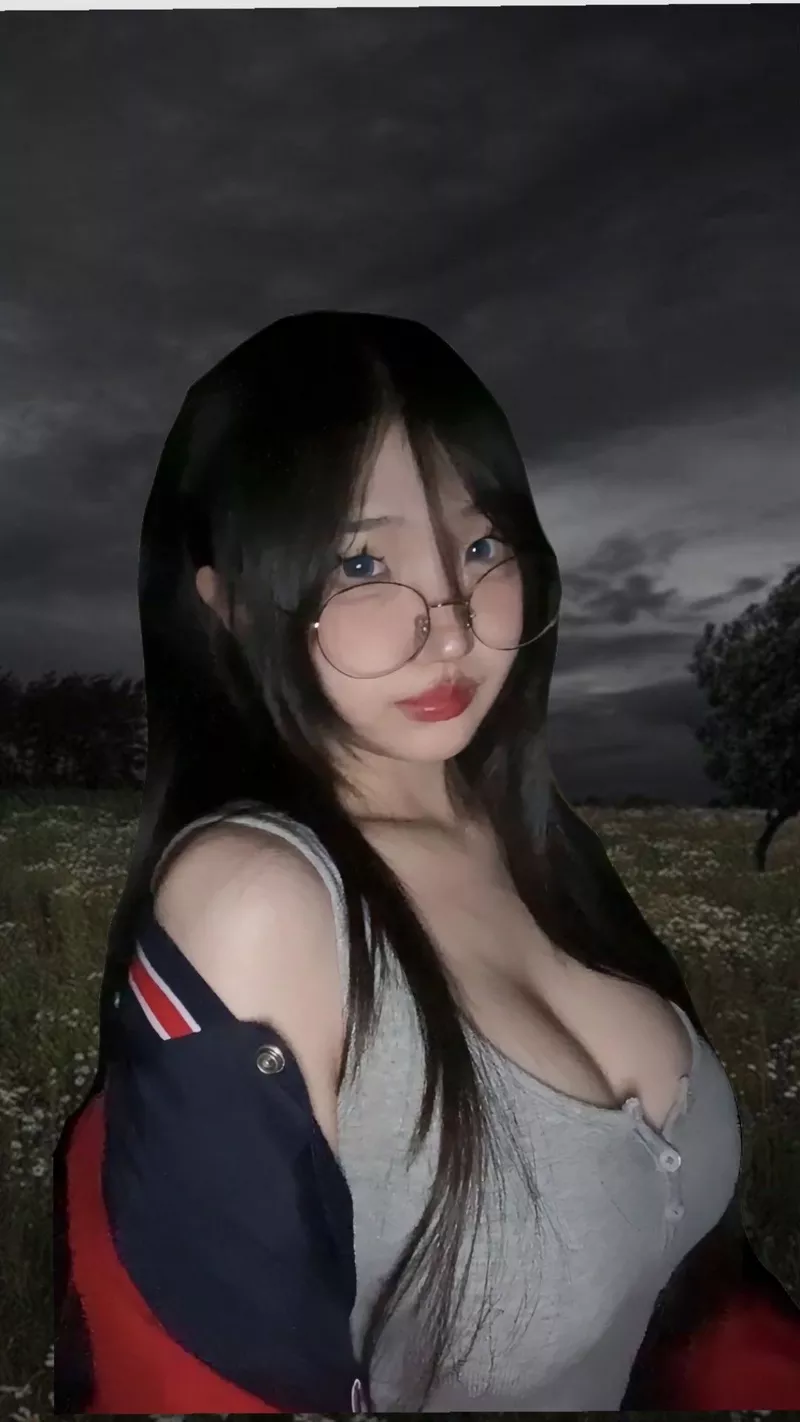 Cô nàng xinh đẹp khoe vóc dáng cân đối và vòng một thu hút