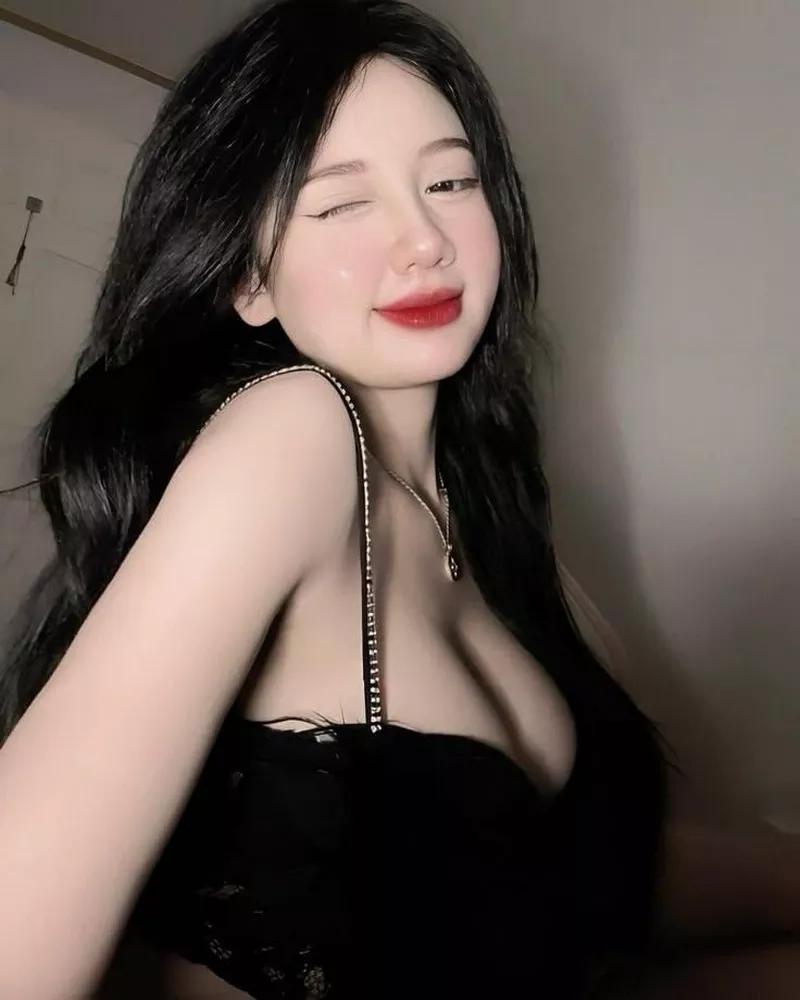 Cô nàng xinh đẹp sở hữu thân hình cân đối và ngực đầy