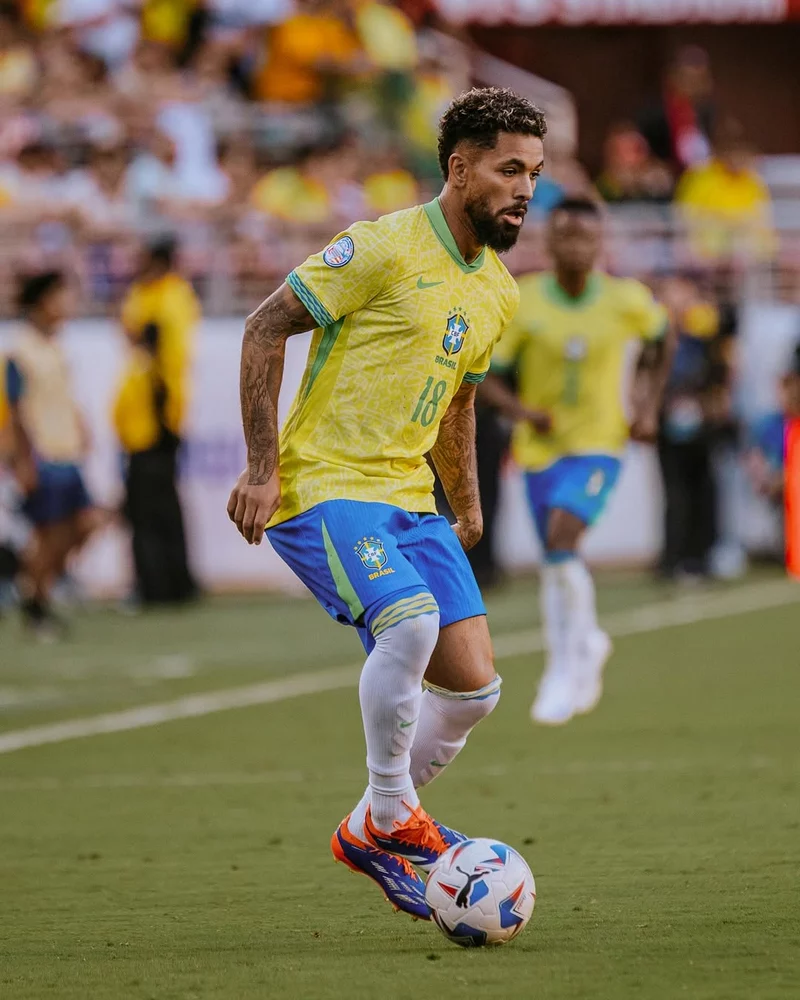 Hình ảnh cầu thủ Douglas Luiz 2