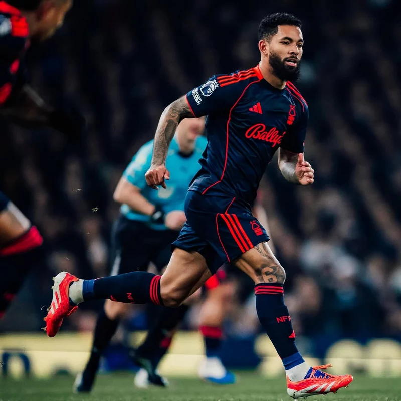 Hình ảnh cầu thủ Douglas Luiz 3