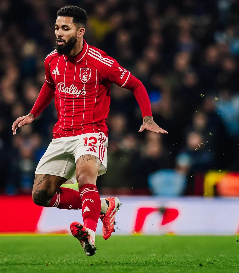 Hình ảnh cầu thủ Douglas Luiz 4