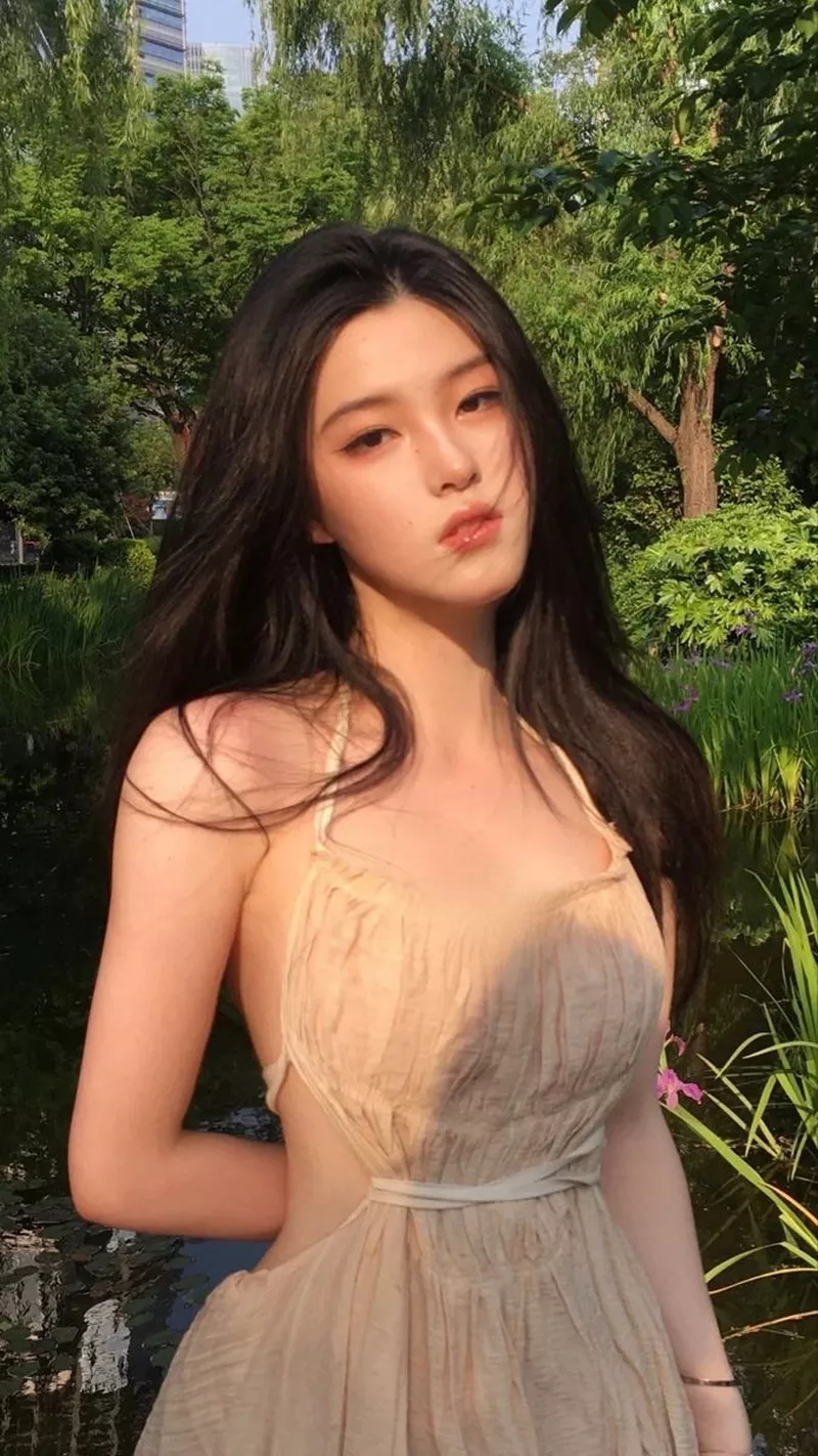 Gái xinh Trung Quốc với gương mặt thanh tú và làn da trắng mịn