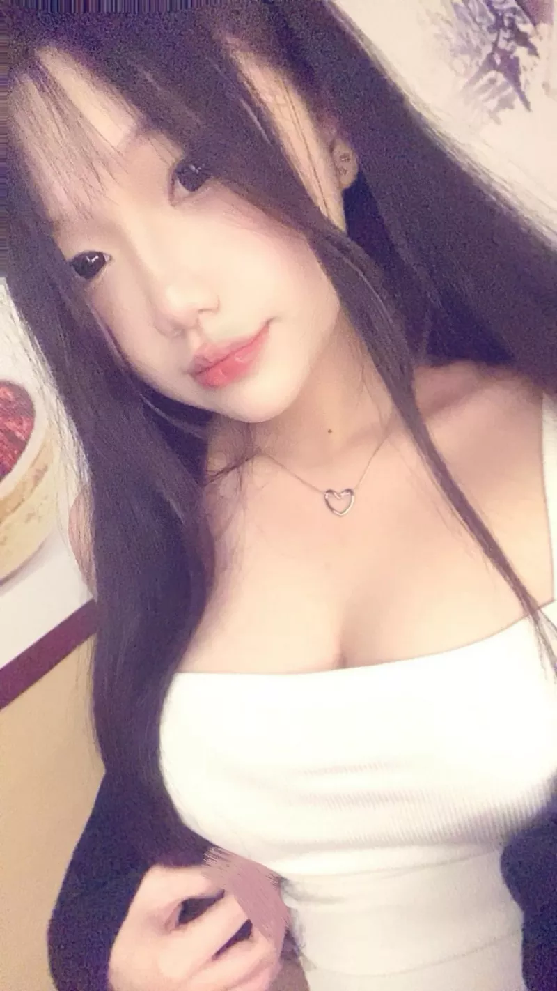 Gái xinh body chuẩn với vòng một căng tròn tự nhiên