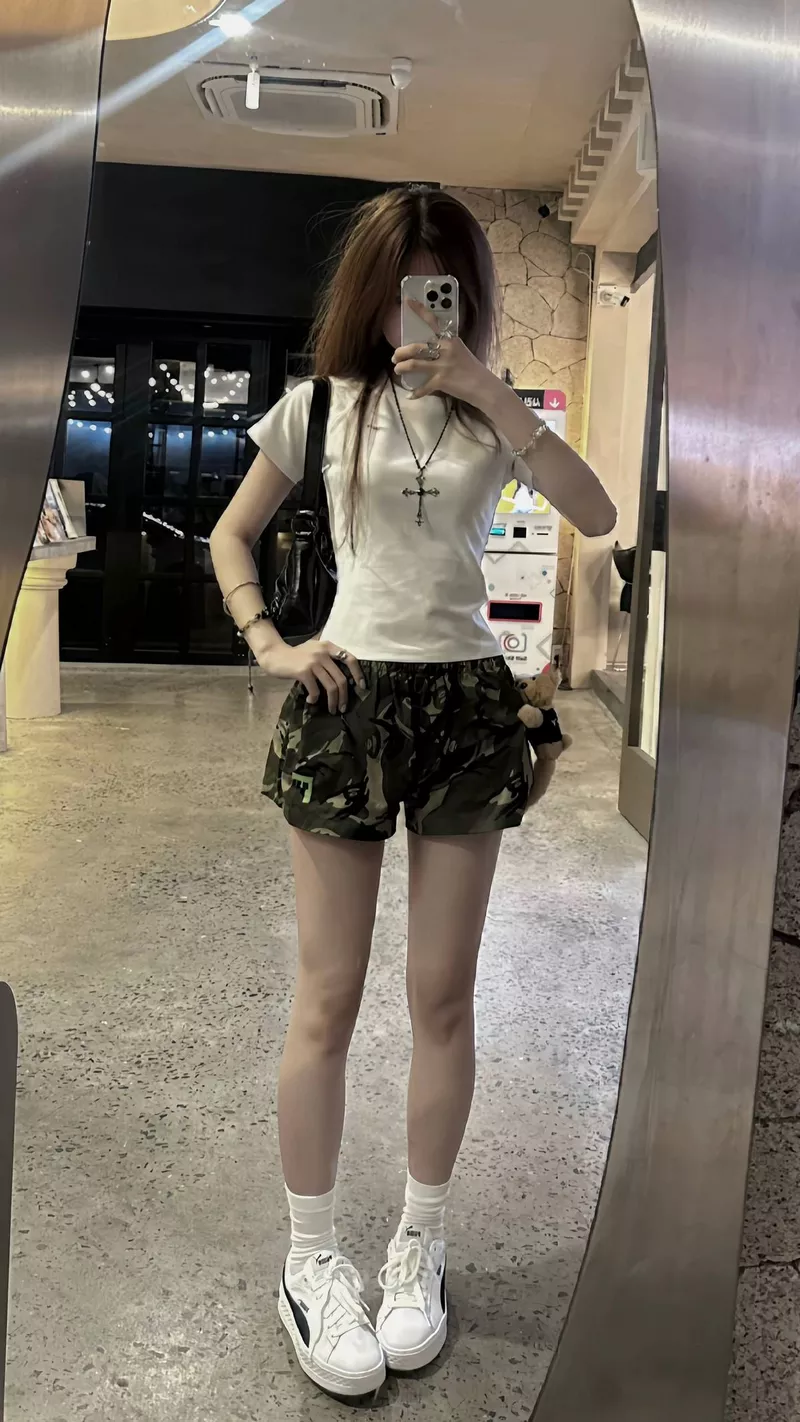 Gái xinh che mặt chụp trước gương xinh xắn