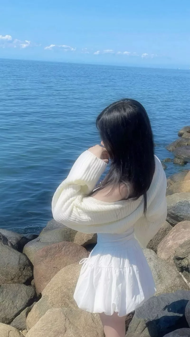 Gái xinh che mặt mặc váy trắng tinh khôi