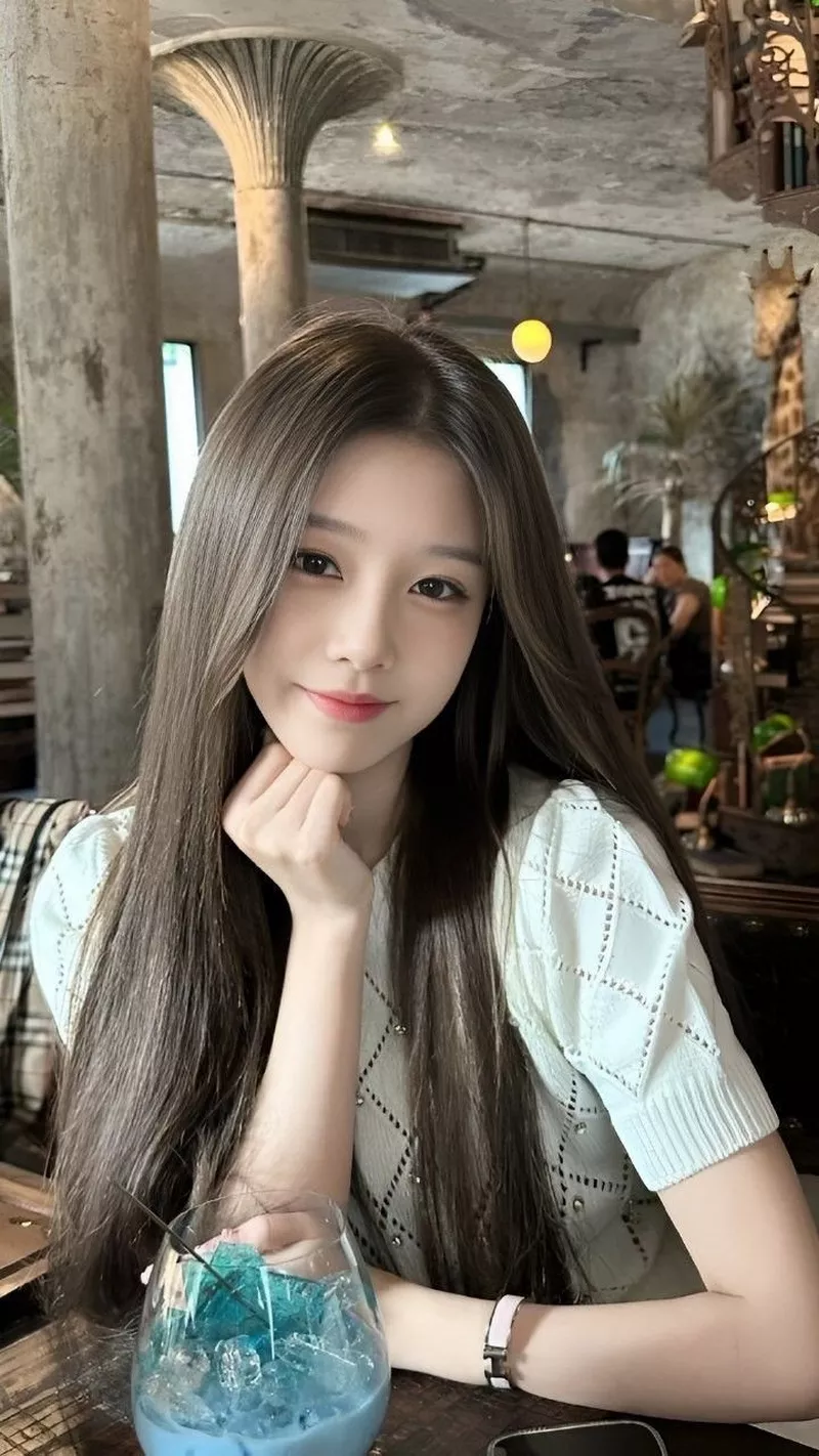 Gái xinh chụp ảnh ngoài quán cà phê chill