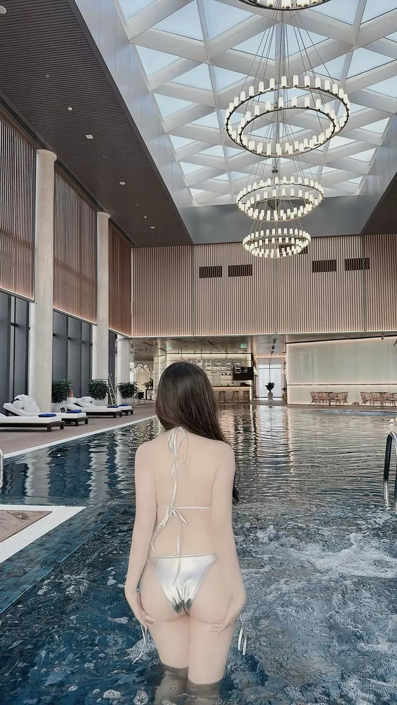 Gái xinh dáng chuẩn mông đầy quyến rũ trong trang phục đời thường