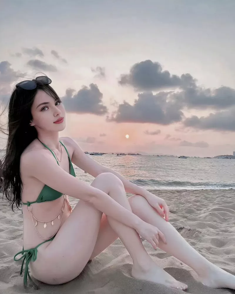 Gái xinh diện bikini nổi bật giữa nắng biển