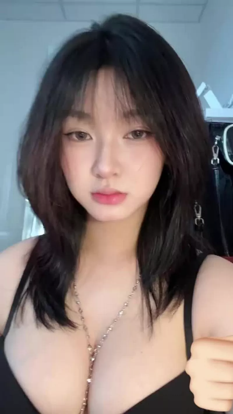 Gái xinh ngực đầy diện trang phục tôn dáng tự nhiên