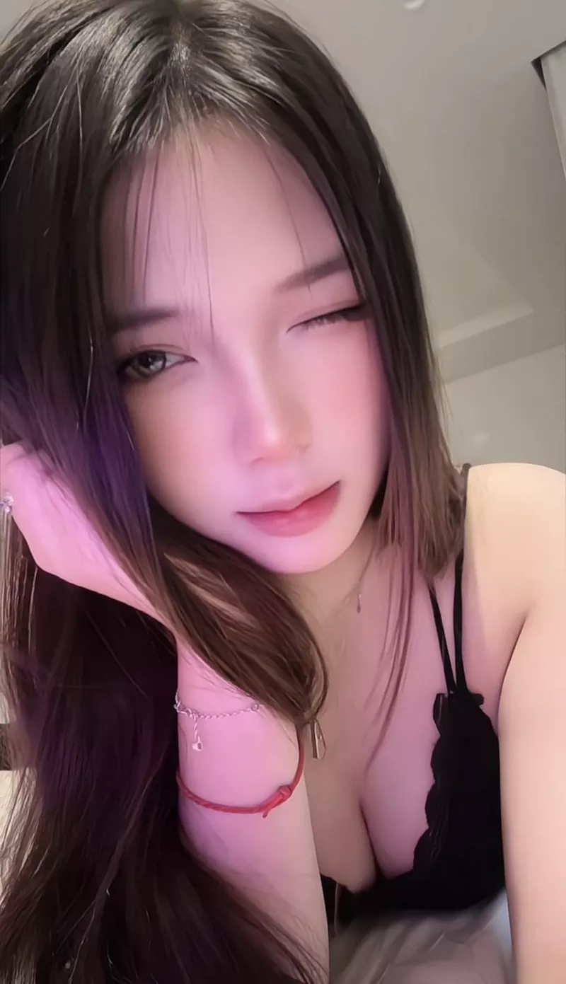 Gái xinh ngực to phong cách sexy nhưng tinh tế