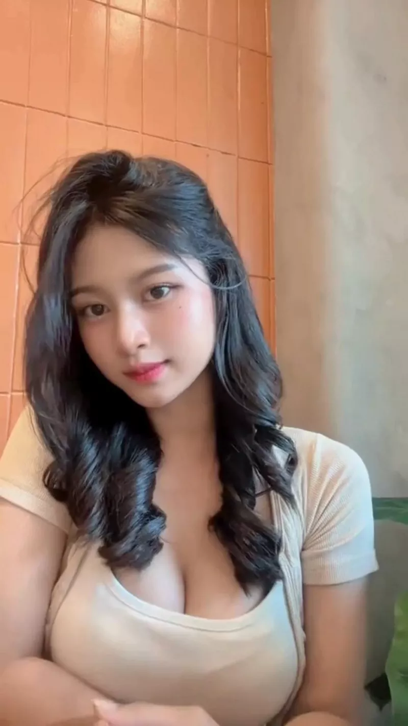 Gái xinh trưởng thành với vẻ đẹp quyến rũ hiện đại