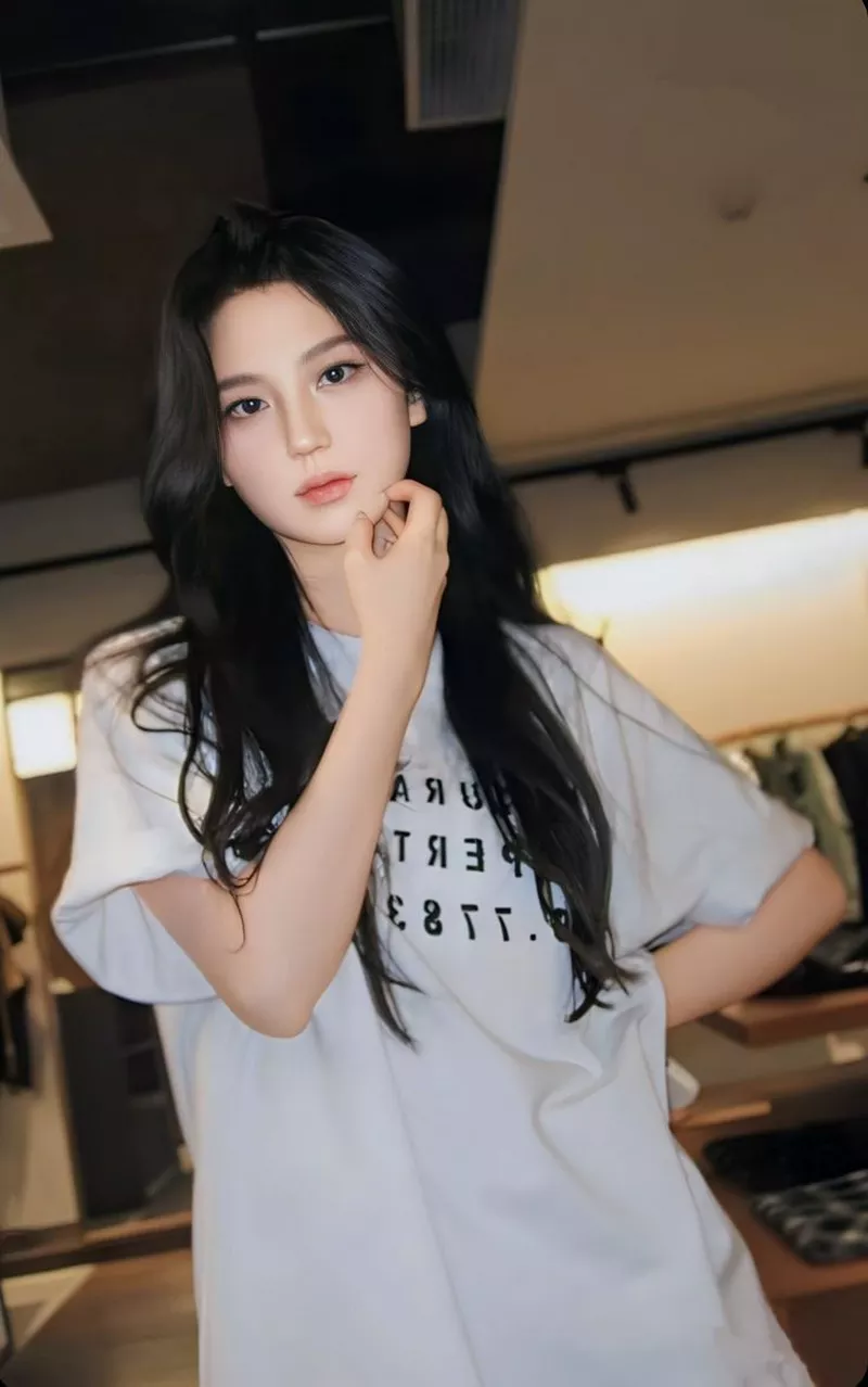 Hot girl Trung Quốc với thần thái cuốn hút