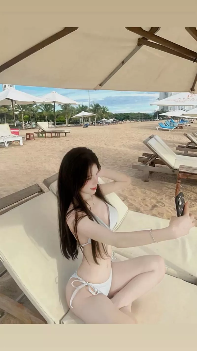 Hot girl diện bikini gợi cảm tạo dáng bên bờ biển