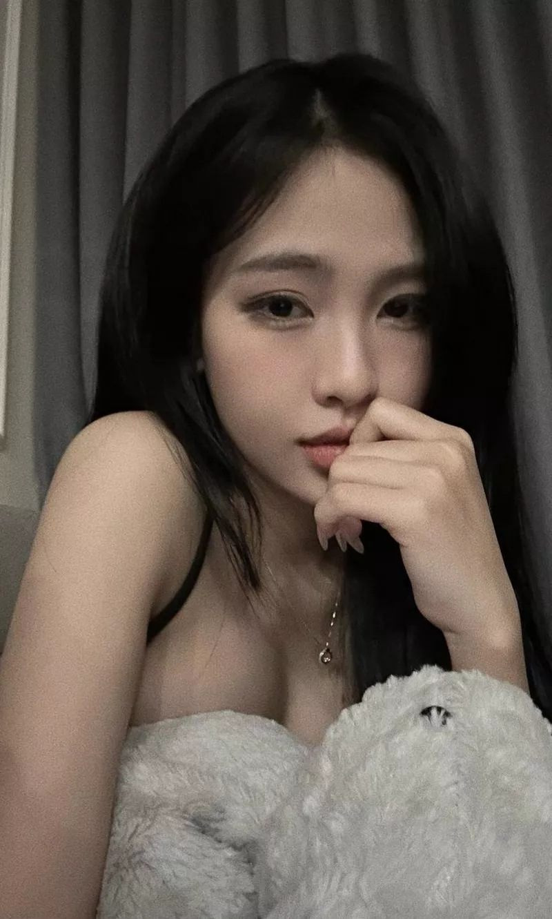 Hot girl vóc dáng đẹp thu hút ánh nhìn người xem