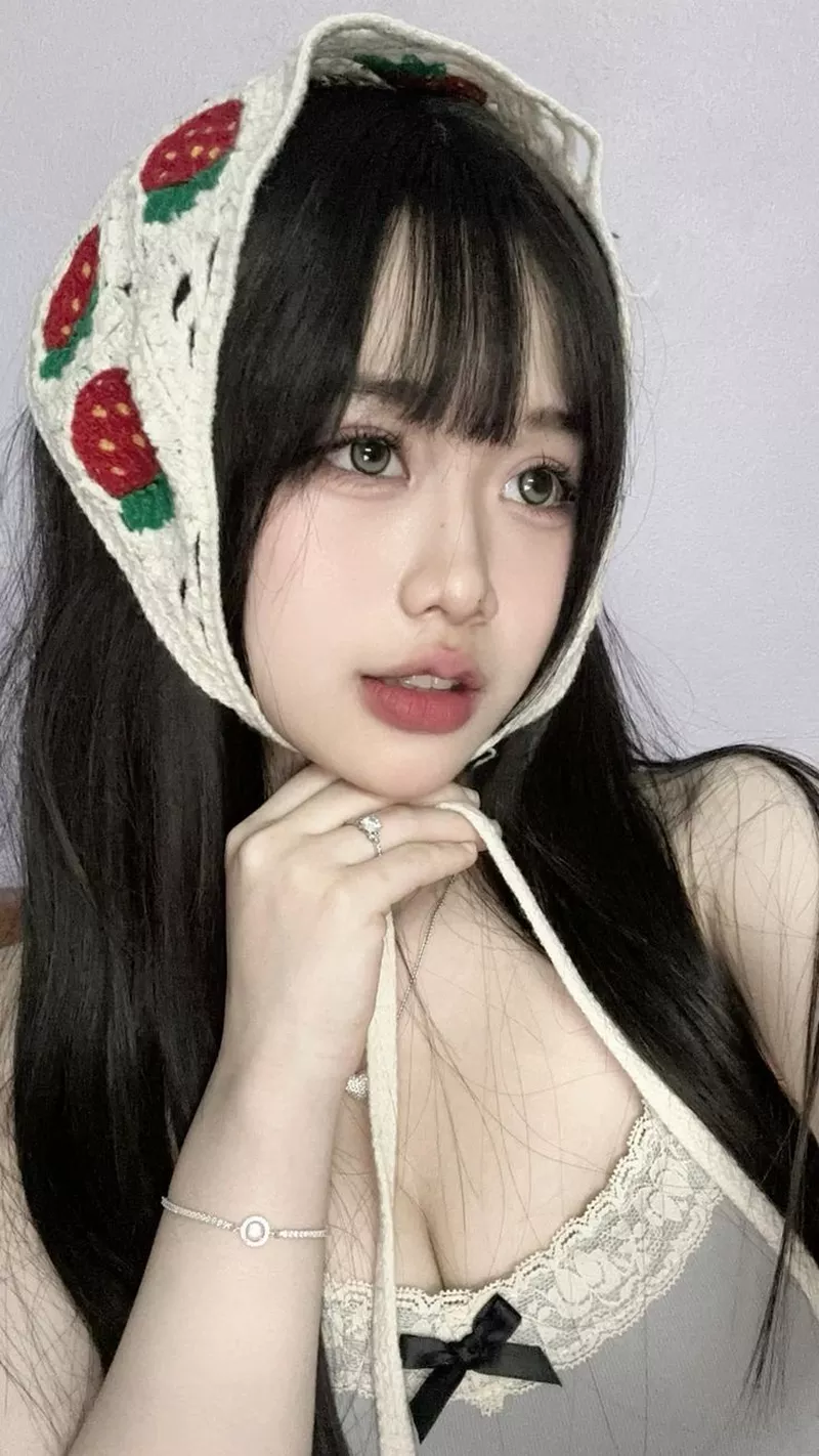 Hot girl vóc dáng nóng bỏng với vòng một nổi bật