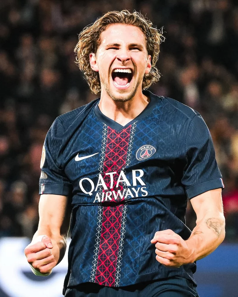 Hình ảnh cầu thủ Ilya Zabarnyi 1