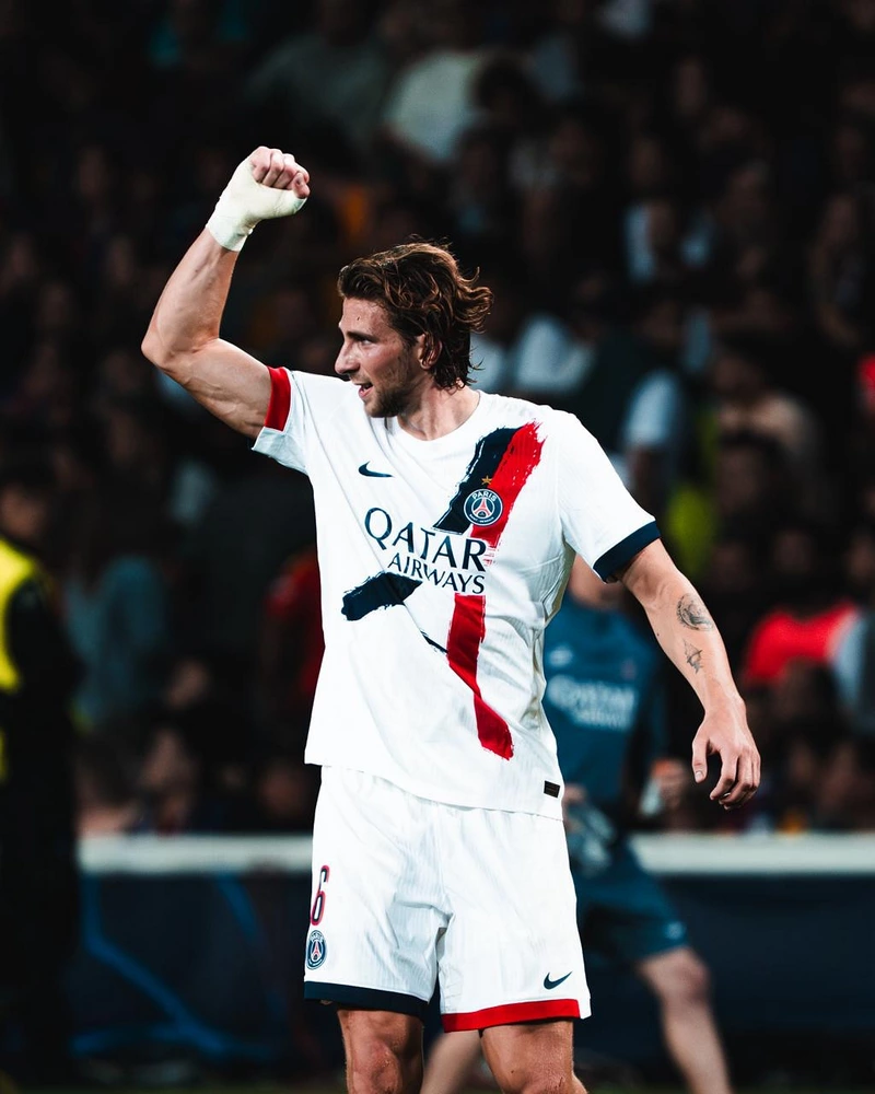 Hình ảnh cầu thủ Ilya Zabarnyi 2