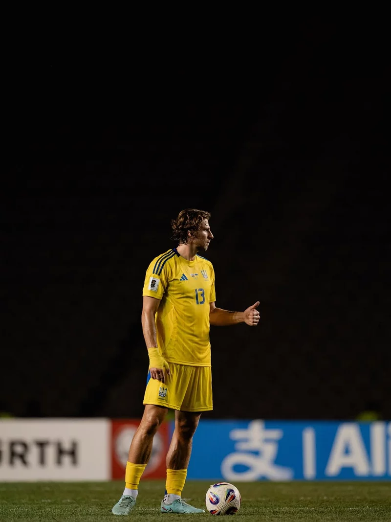 Hình ảnh cầu thủ Ilya Zabarnyi 3