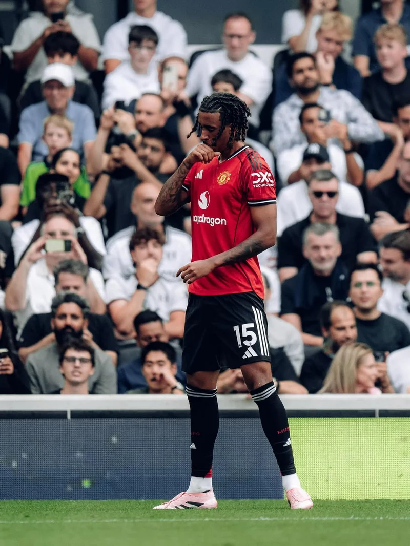 Hình ảnh cầu thủ Leny Yoro 1