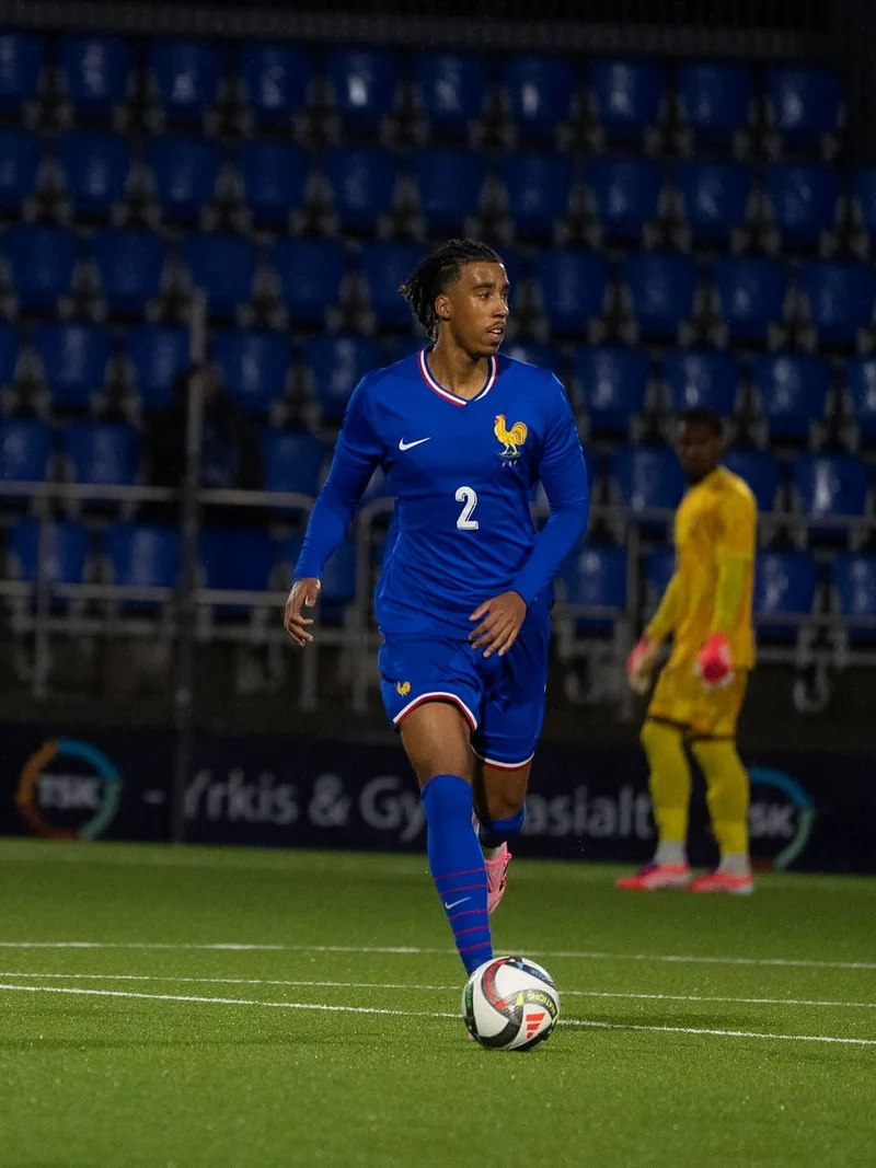 Hình ảnh cầu thủ Leny Yoro 2