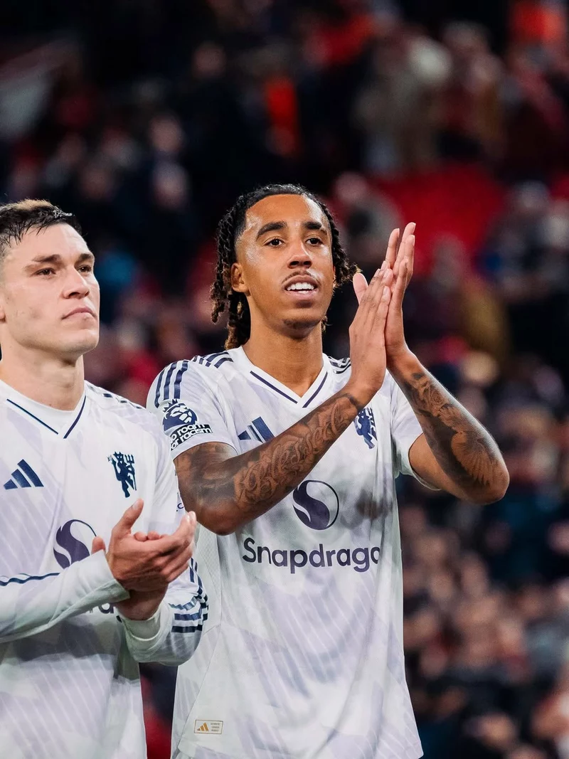 Hình ảnh cầu thủ Leny Yoro 4