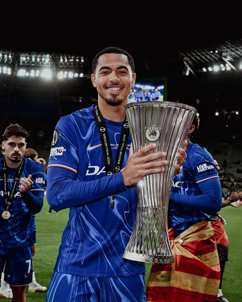 Hình ảnh cầu thủ Levi Colwill 4