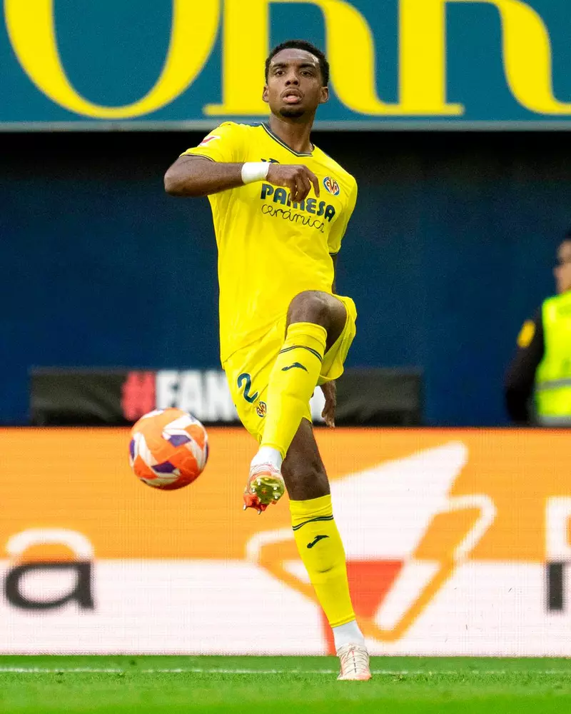 Hình ảnh cầu thủ Logan Costa 4