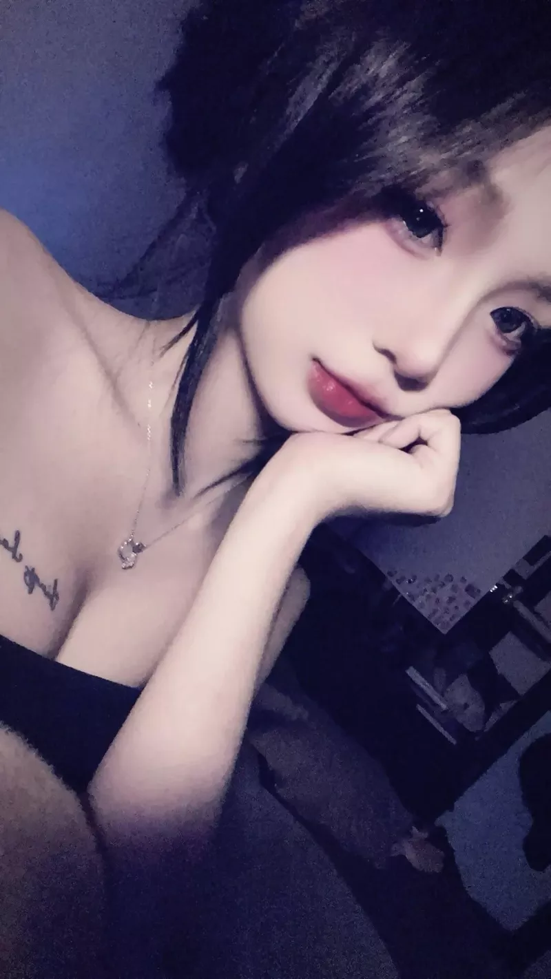 Người mẫu nữ trưởng thành với vòng một đầy đặn cuốn hút