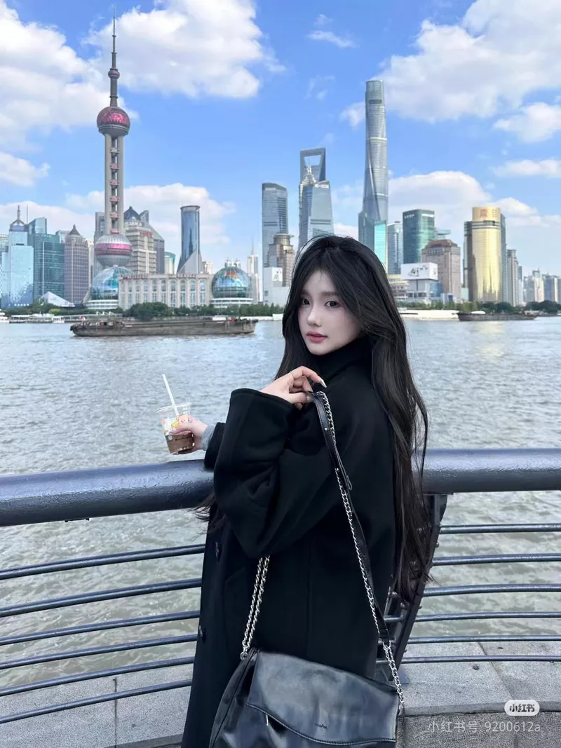 Thiếu nữ Trung Quốc xinh đẹp giữa khung cảnh lãng mạn