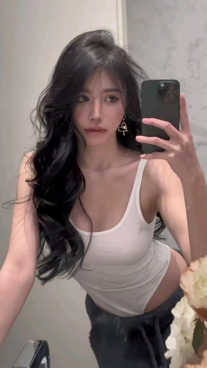 Thiếu nữ Trung Quốc xinh đẹp trong trang phục đơn giản