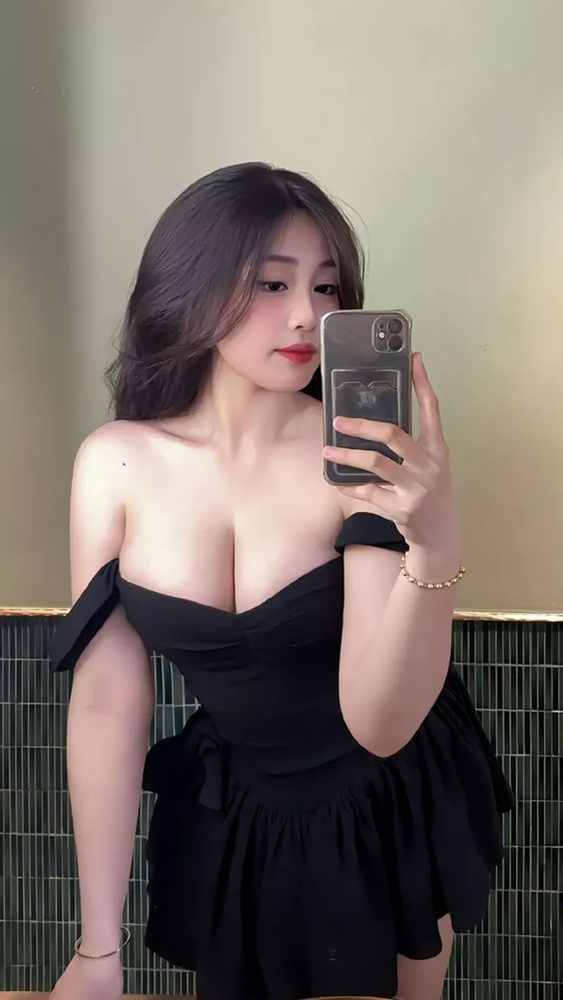 Gái xinh TikTok chụp ảnh trước gương xinh xắn