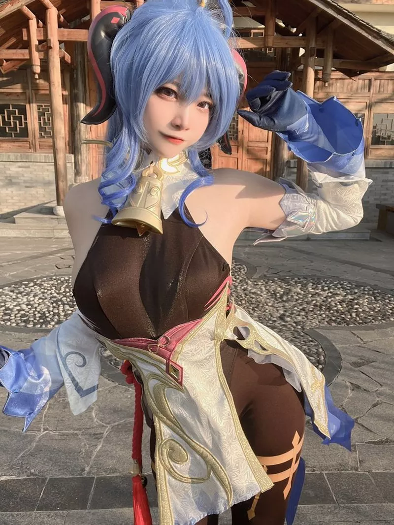 Gái xinh cosplay anime quyến rũ với ánh mắt cuốn hút