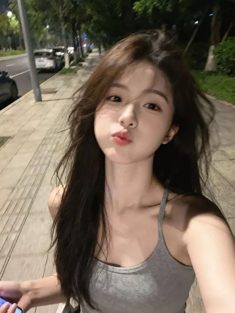 Hot girl Hàn Quốc chụp ảnh ngoài phố