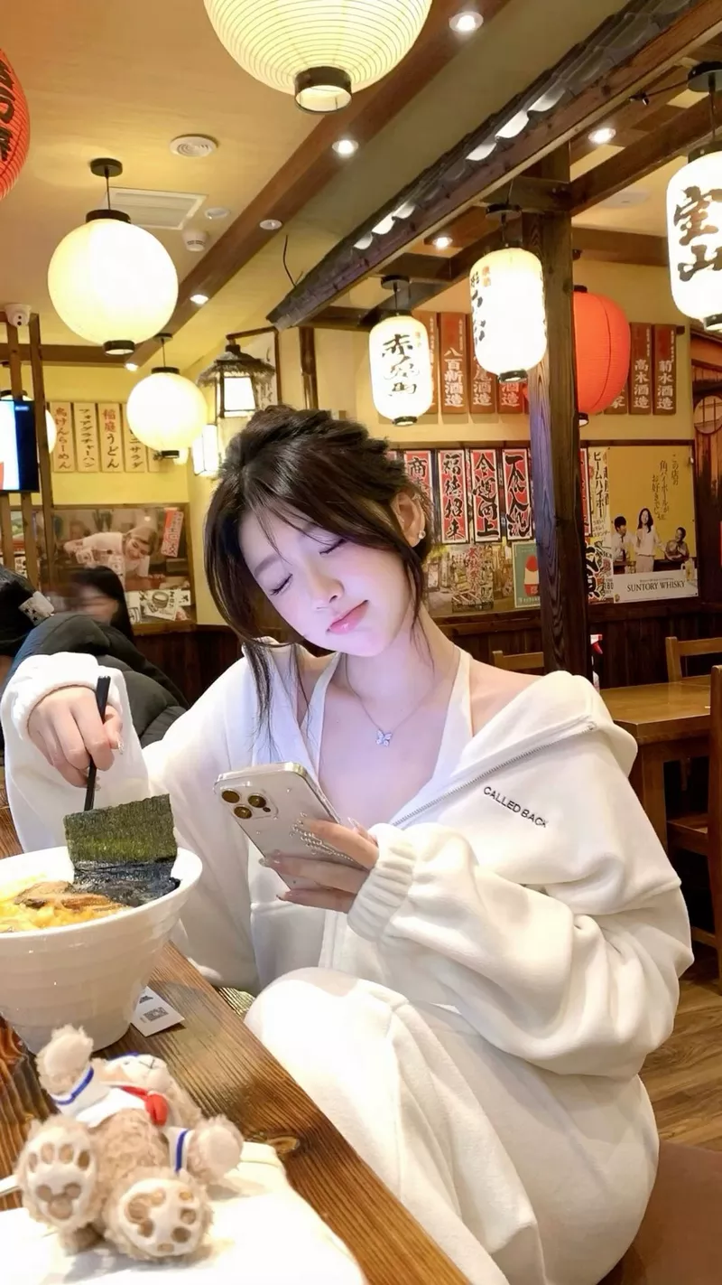 Hot girl Hàn Quốc xinh đẹp trong quán cà phê